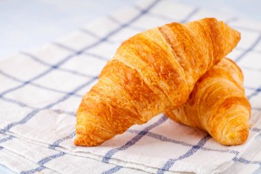 kruvasan ve portakal marmelat