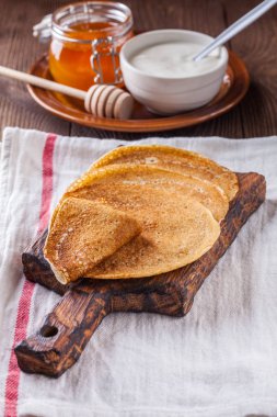 Bir yığın krep ekşi krema ve ballı Maslenitsa için