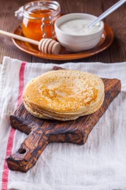 Bir yığın krep ekşi krema ve ballı Maslenitsa için