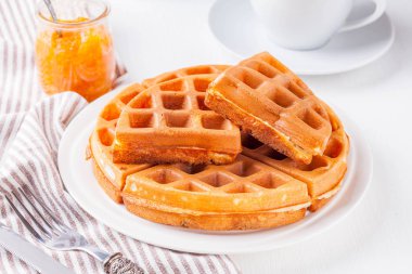 Belçika waffle, portakal reçeli