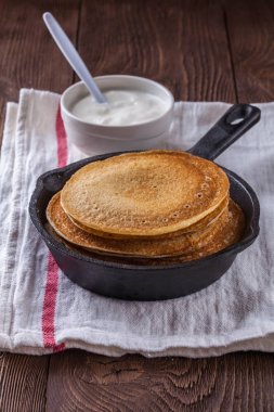 Bir yığın krep ekşi krema ve ballı Maslenitsa için