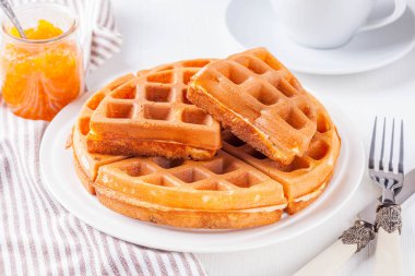 Belçika waffle, portakal reçeli