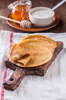 Bir yığın krep ekşi krema ve ballı Maslenitsa için