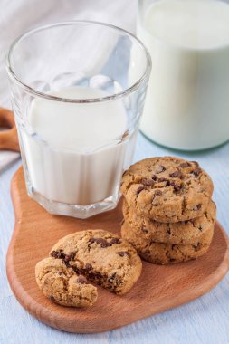 çikolata parçaları ve bir bardak süt ile tatlılar