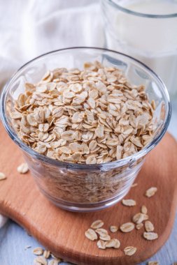 süt ve cam bir kase yulaf ezmesi