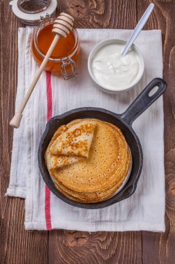 Bir yığın krep ekşi krema ve ballı Maslenitsa için