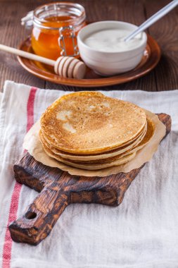 Bir yığın krep ekşi krema ve ballı Maslenitsa için