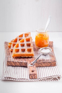 Belçika waffle, portakal reçeli