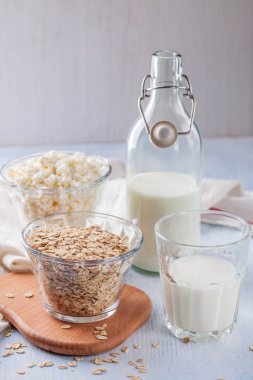 süt ve cam bir kase yulaf ezmesi