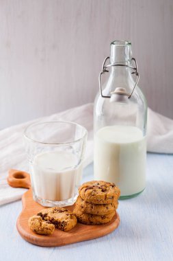 çikolata parçaları ve bir bardak süt ile tatlılar