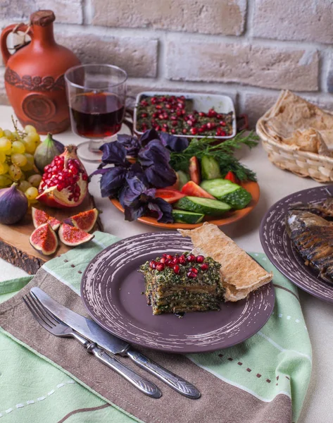 Berinjela com alho, nozes e verduras — Fotografia de Stock