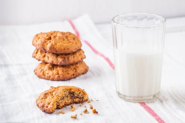 Мягкое печенье с молоком в стакане на белом фоне — стоковое фото