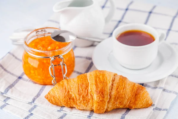 Croissant e marmellata di arance — Foto Stock