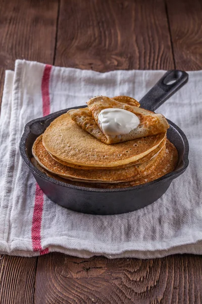 Una pila de panqueques con crema agria y miel para Maslenitsa — Foto de Stock