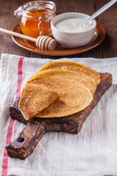 Bir yığın krep ekşi krema ve ballı Maslenitsa için