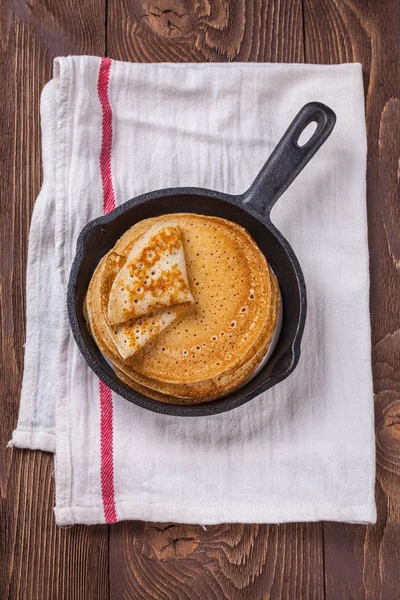 Una pila de panqueques con crema agria y miel para Maslenitsa —  Fotos de Stock