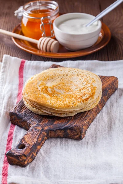 Bir yığın krep ekşi krema ve ballı Maslenitsa için