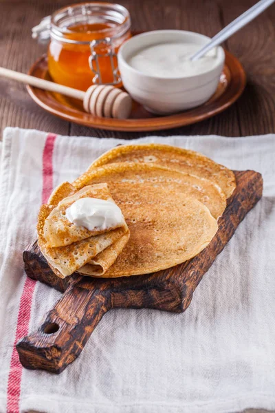 Una pila de panqueques con crema agria y miel para Maslenitsa — Foto de Stock