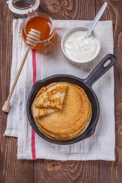 Bir yığın krep ekşi krema ve ballı Maslenitsa için