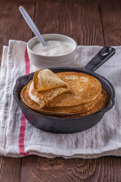 Una pila de panqueques con crema agria y miel para Maslenitsa — Foto de Stock