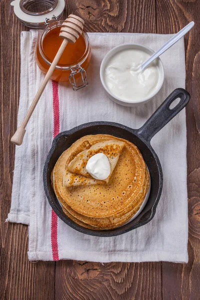 Bir yığın krep ekşi krema ve ballı Maslenitsa için