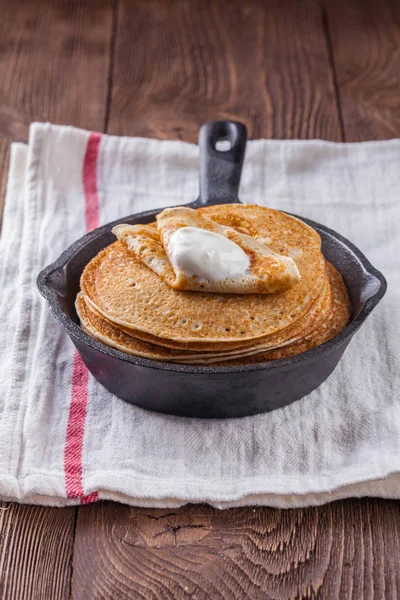 Una pila di pancake con panna acida e miele per Maslenitsa — Foto Stock
