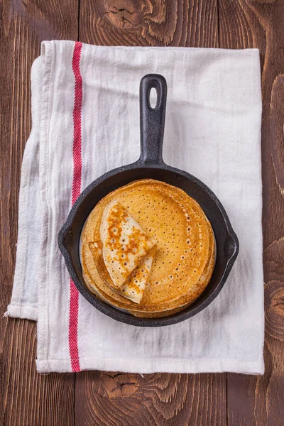 Una pila de panqueques con crema agria y miel para Maslenitsa — Foto de Stock