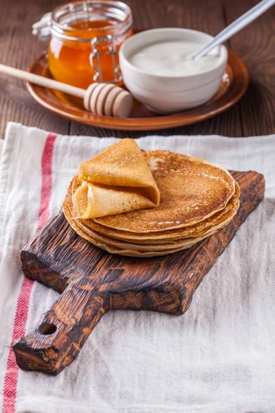 Bir yığın krep ekşi krema ve ballı Maslenitsa için