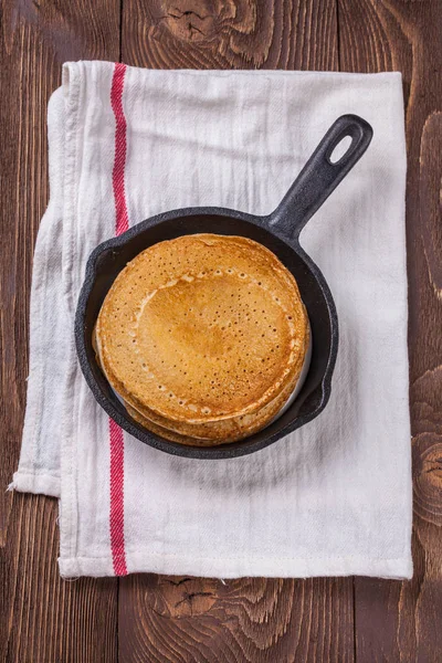 Una pila de panqueques con crema agria y miel para Maslenitsa — Foto de Stock