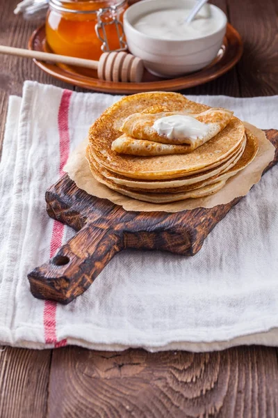 Uma pilha de panquecas com creme de leite e mel para Maslenitsa — Fotografia de Stock