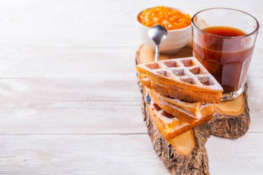 Belçika waffle, portakal reçeli