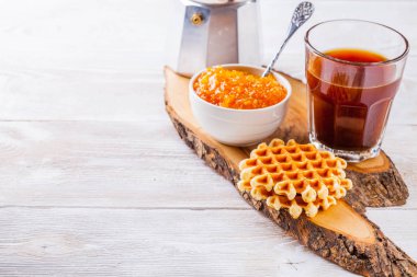 Belçika waffle, portakal reçeli