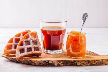 Belçika waffle, portakal reçeli