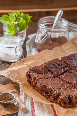 Brownie koyu ahşap arka plan üzerinde
