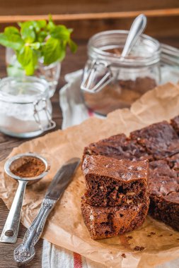 Brownie koyu ahşap arka plan üzerinde