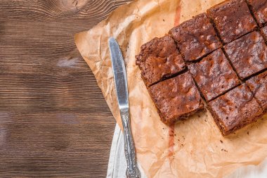 Brownie koyu ahşap arka plan üzerinde