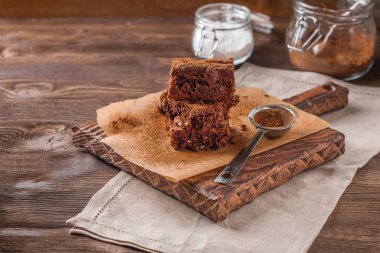 koyu ahşap arka plan üzerinde süt ile kek