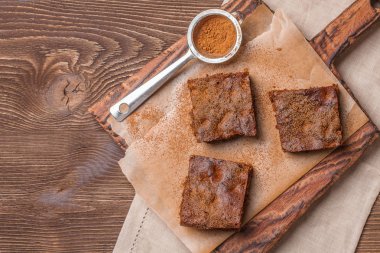 Brownie koyu ahşap arka plan üzerinde