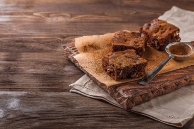 Brownie koyu ahşap arka plan üzerinde