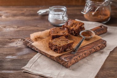 Brownie koyu ahşap arka plan üzerinde