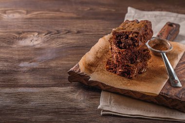 Brownie koyu ahşap arka plan üzerinde