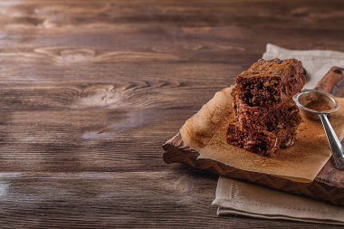 Brownie koyu ahşap arka plan üzerinde