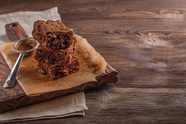 Brownie koyu ahşap arka plan üzerinde