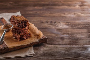 Brownie koyu ahşap arka plan üzerinde