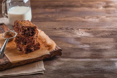 koyu ahşap arka plan üzerinde süt ile kek