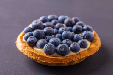 Tartlets muhallebi ve yaban mersini