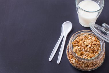 Granola süt siyah ahşap zemin ile