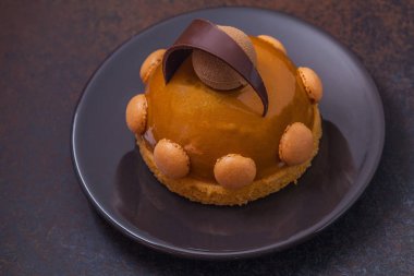 Mus pastadan ve karamel, koyu arka plan