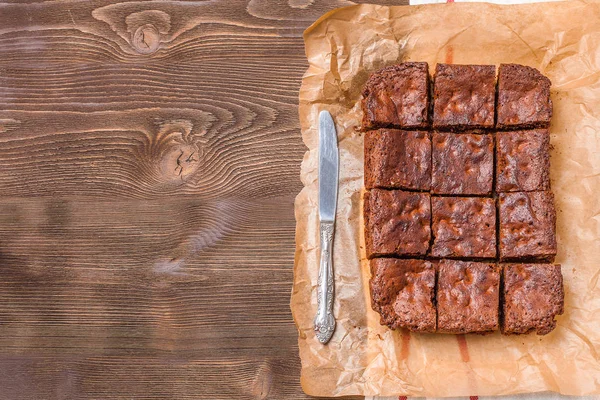 Brownie sobre un fondo de madera oscura —  Fotos de Stock