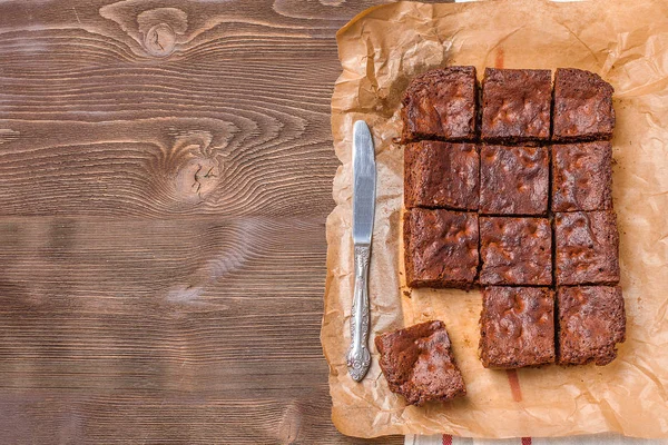 Brownie sobre un fondo de madera oscura —  Fotos de Stock